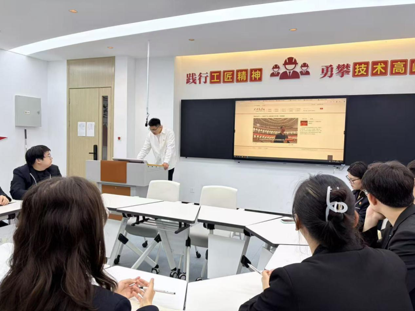 304永利集团登录入口学生第四党支部开展“弘扬工匠精神，致敬劳动模范”活动